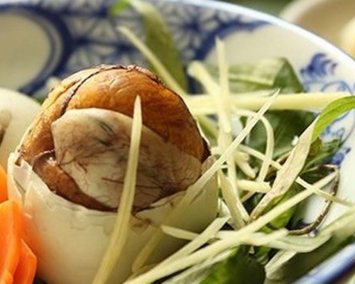 Ra Đà Nẵng chơi, cô gái bất ngờ trước cách người dân nơi đây ăn trứng lộn